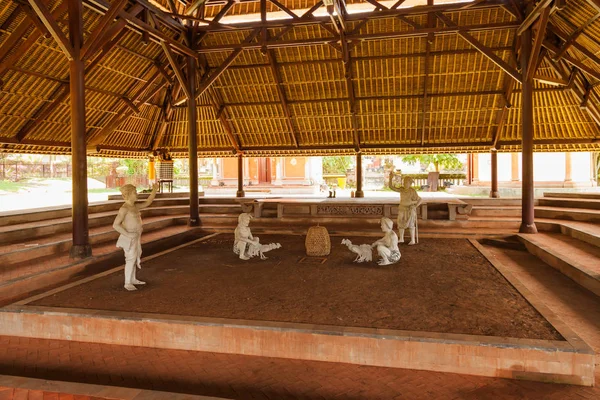 Grupo escultórico que representa peleas de gallos, diversión popular tradicional en Bali. Templo Taman Ayun, Indonesia . — Foto de Stock