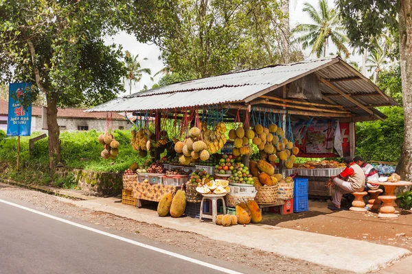 Ubud, Endonezya - 26 Ocak 2013. Sokak meyve Dükkanı. İki Balinese satmak durians, muz, mangosteens.