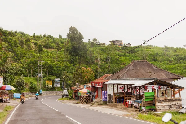 Ubud, Endonezya - 26 Ocak 2013. Mağaza ve kafe road yakınındaki.
