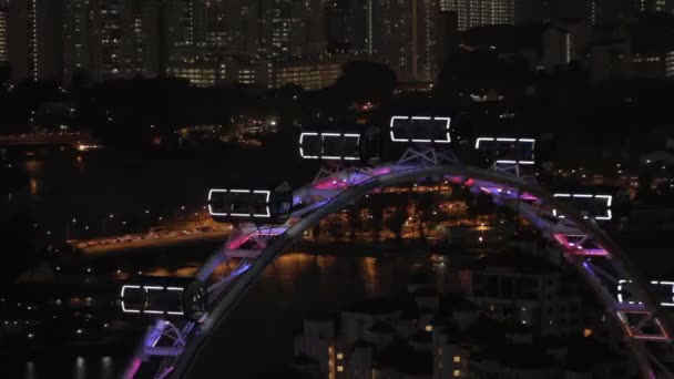 新加坡，新加坡-2013 年 1 月 16 日。夜晚的城市景观。新加坡摩天观景轮，巨型摩天轮. — 图库视频影像