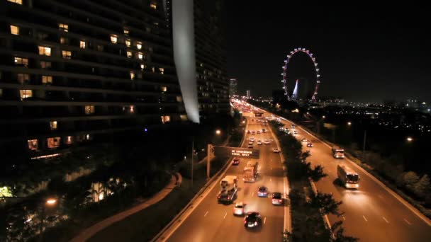 在夜晚的道路交通。点亮大灯，走在路上的汽车。新加坡. — 图库视频影像