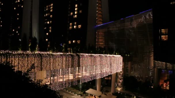 Straat in Singapore versierd met lichtgevende slingers. Mooi gordijn lampen voetganger wandeling. Nacht verlichting. — Stockvideo