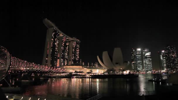 Singapur, Singapur - 16. ledna 2013. Singapur město při západu slunce. Panorama v noci. Mrakodrapy v Marina Bay Marina Bay Sands a Artscience muzeum. Panoramatický pohled. — Stock video