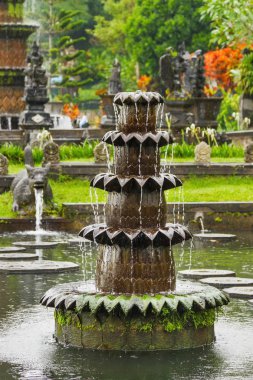 Su Palace, Tirta Gangga. Bali, Karangasem, Endonezya'nın Landmark. Kış yağmur mevsimi.