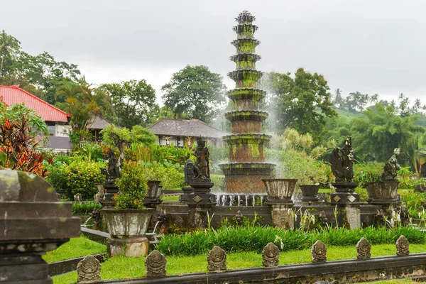 Palais d'eau de Tirta Gangga. Repère à Bali, Karangasem, Indonésie. Hiver saison des pluies . — Photo