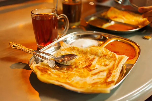 Chapati roti, indiai egész lapos kenyér, fűszeres mártással, és tea. — Stock Fotó