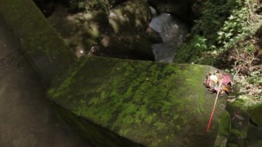 Geleneksel ürünleri Tanrılar için. Asya'da Budist ve hinduistic ülkelerinde yaygın dini gelenek. Goa Gajah Tapınağı fil Mağarası. Bali, Endonezya.