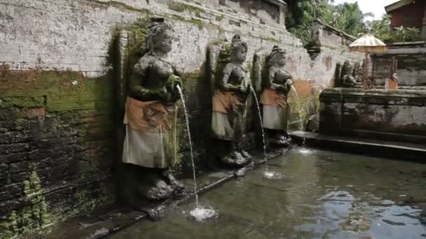 Fontány v chrámu Goa Gajah Elephant Cave Temple. Ubud, ostrova Bali, Indonésie. — Stock video