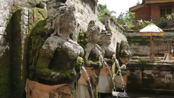 Fontány v chrámu Goa Gajah Elephant Cave Temple. Ubud, ostrova Bali, Indonésie. — Stock video