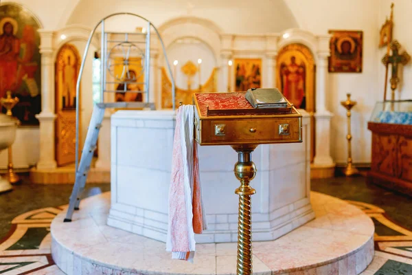 Gouden religieuze gebruiksvoorwerpen - Bijbel, kruis, gebed boek, missaal, doopvont. Details in de orthodoxe christelijke kerk. Rusland. — Stockfoto