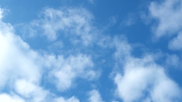 Clipe de lapso de tempo de nuvens brancas fofas sobre o céu azul. Bela paisagem nublada — Vídeo de Stock