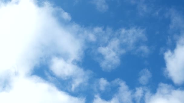 Zaman atlamalı küçük mavi gökyüzü üzerinde beyaz kabarık bulutlar. Güzel cennet — Stok video