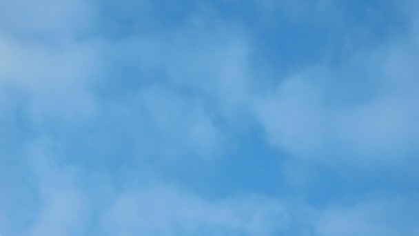 Ώρα λήξη κλιπ από άσπρο φουντωτό σύννεφα πάνω από το γαλάζιο του ουρανού. Όμορφη cloudscape — Αρχείο Βίντεο
