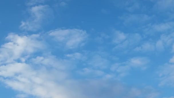 Clipe de lapso de tempo de nuvens brancas fofas sobre o céu azul. Bela paisagem nublada — Vídeo de Stock