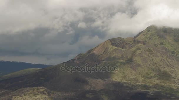 En haut du volcan Batur. Vue aérienne depuis Kintamani. Vue sur le paysage de lave avec forêt par temps nuageux de la saison des pluies hivernale. Bali Indonésie — Video