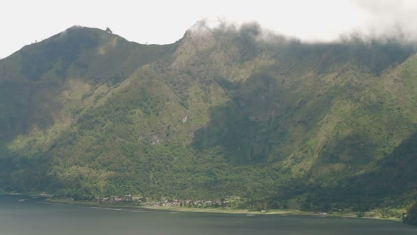 Vulkaan Batur, panorama uitzicht vanaf Kintamani. Vulkaan landschapsmening met bos in bewolkte dag van regenachtige winterseizoen. Bali, Indonesië — Stockvideo