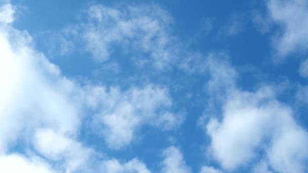 Clip de lapso de tiempo de nubes esponjosas blancas sobre el cielo azul. Hermoso paisaje nublado — Vídeo de stock