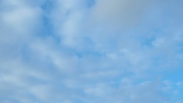 Clipe de lapso de tempo de nuvens brancas fofas sobre o céu azul. Bela paisagem nublada — Vídeo de Stock