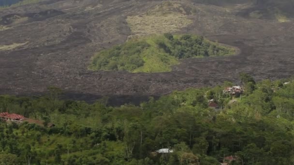 バトゥール火山の麓。キンタマーニ高原から空撮。溶岩冬梅雨の曇りの日に森の風景を見る。インドネシア バリ島 — ストック動画