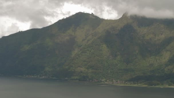 巴图尔火山，从金塔马尼的全景视图。火山景观观与森林在冬天雨季的阴天。印度尼西亚巴厘岛 — 图库视频影像