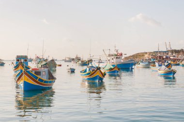 Akdeniz geleneksel renkli tekneler luzzu. Balıkçı köyü güney doğusunda Malta. Erken kış sabahı Marsaxlokk, Malta.