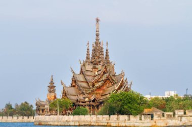 Kutsal gerçeğin heykeller geleneksel Budist ve Hindu nedenleri üzerinde dayalı tüm ahşap bina dolu. Pattaya, Tayland. Denizden görüntülemek.