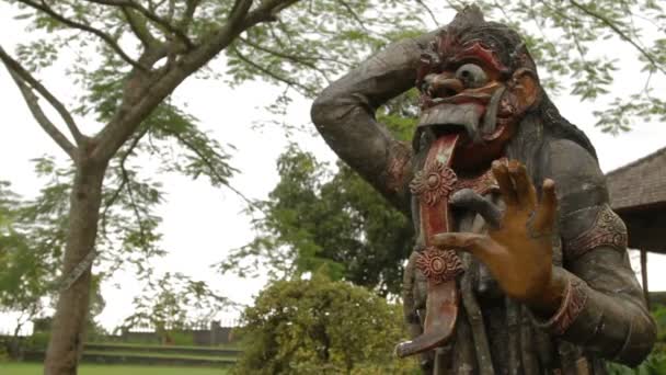 Palacio del Agua de Tirta Gangga. Monumento histórico en Bali Karangasem Indonesia. Temporada de lluvias invernales . — Vídeo de stock
