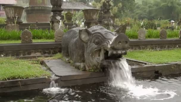 Palais d'eau de Tirta Gangga. Repère à Bali Karangasem Indonésie. Hiver saison des pluies . — Video