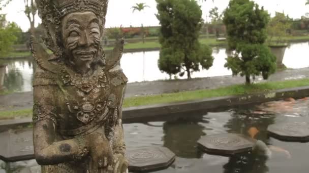 Water Paleis van Tirta Gangga. Mijlpaal in Bali Karangasem Indonesië. Regenachtige winterseizoen. — Stockvideo