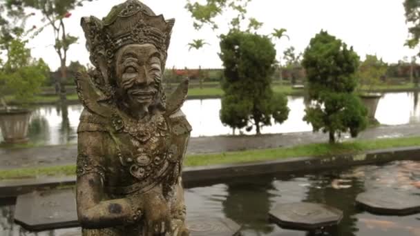 Водный дворец Тирта Ганга. Ориентир на Бали Карангасем Индонезия. Зимний сезон дождей . — стоковое видео