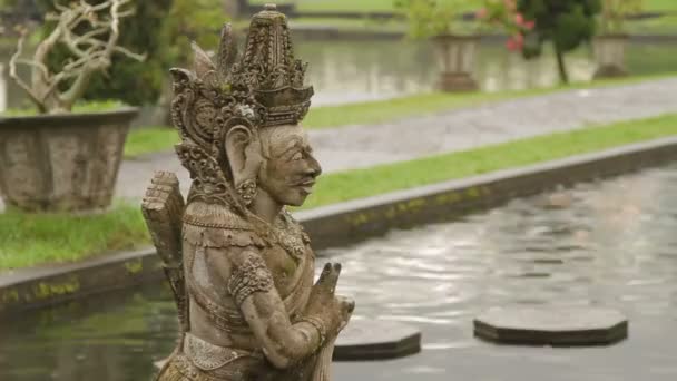 Palacio del Agua de Tirta Gangga. Monumento histórico en Bali Karangasem Indonesia. Temporada de lluvias invernales . — Vídeo de stock