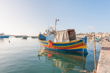 Akdeniz geleneksel renkli tekneler luzzu. Balıkçı köyü güney doğusunda Malta. Erken kış sabahı Marsaxlokk, Malta.