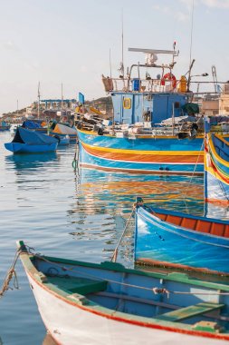 Akdeniz geleneksel renkli tekneler luzzu. Balıkçı köyü güney doğusunda Malta. Erken kış sabahı Marsaxlokk, Malta.