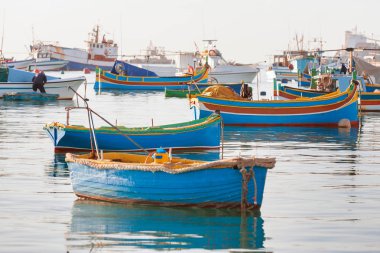 Akdeniz geleneksel renkli tekneler luzzu. Balıkçı köyü güney doğusunda Malta. Erken kış sabahı Marsaxlokk, Malta.