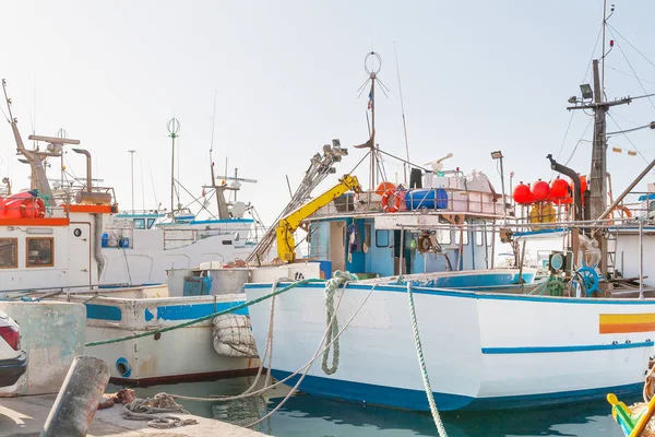 Vybavení lodi. Na zádi jachty s vybavením a spojovací materiál. Dvě rybářské lodě zakotvené v námořní přístav Marsaxlokk, Malta. — Stock fotografie