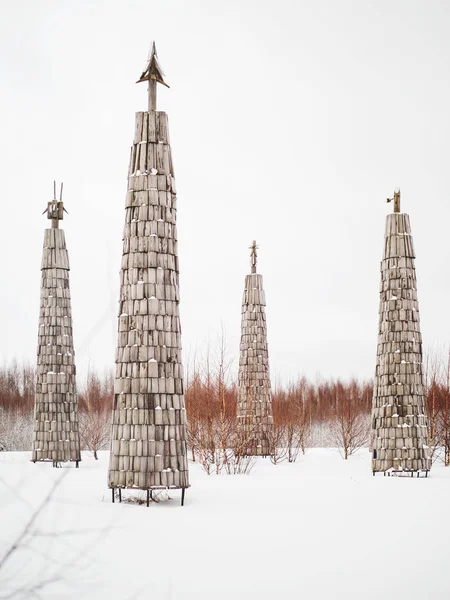 NIKOLA-LENIVETS, RUSIA - 15 de enero de 2017. Artobject de madera, exposición del festival arquitectónico "Archstoyanie". Día nublado de invierno . — Foto de Stock