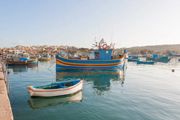 Mediterráneo tradicionales botes coloridos luzzu. Pueblo de pescadores en el sureste de Malta. Temprano en la mañana de invierno en Marsaxlokk, Malta . — Foto de Stock