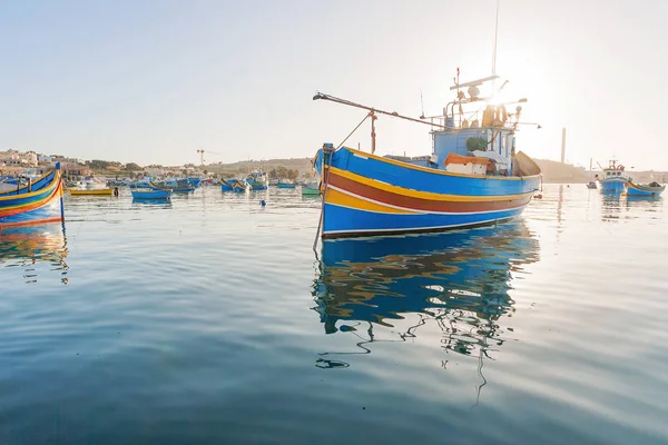 Mediterráneo tradicionales botes coloridos luzzu. Pueblo de pescadores en el sureste de Malta. Temprano en la mañana de invierno en Marsaxlokk, Malta . — Foto de Stock