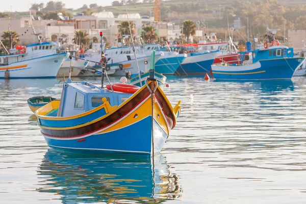 Mediterraneo barche colorate tradizionali luzzu. Villaggio di pescatori nel sud-est di Malta. Mattinata di inizio inverno a Marsaxlokk, Malta . — Foto Stock