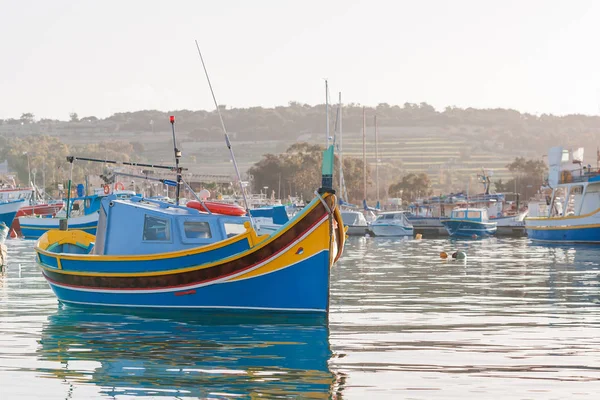 Mediterráneo tradicionales botes coloridos luzzu. Pueblo de pescadores en el sureste de Malta. Temprano en la mañana de invierno en Marsaxlokk, Malta . — Foto de Stock