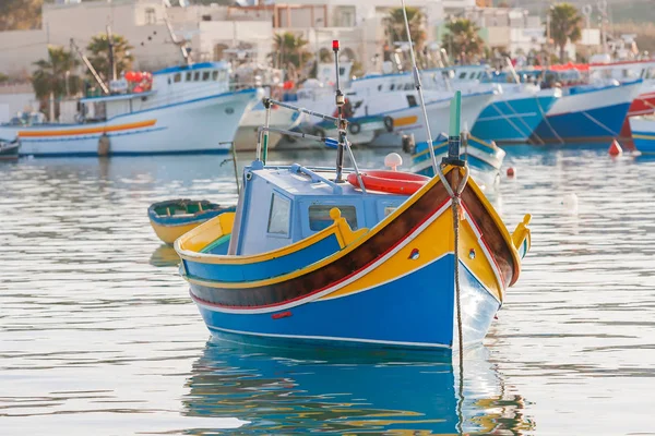 Mediterraneo barche colorate tradizionali luzzu. Villaggio di pescatori nel sud-est di Malta. Mattinata di inizio inverno a Marsaxlokk, Malta . — Foto Stock