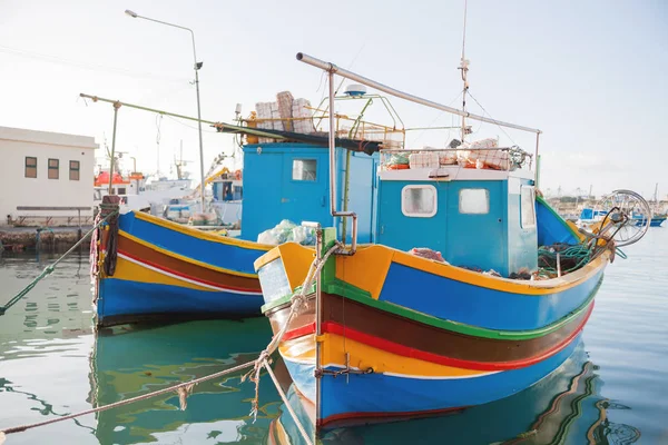 Středomořské tradičních barevných člunů luzzu. Rybářské vesnice v jihovýchodní části Malty. Brzy zimní ráno v Marsaxlokku, Malta. — Stock fotografie