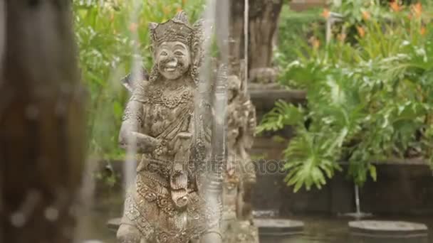 泉水恒河水宫。在巴厘岛卡朗加沙的地标。冬季多雨的季节. — 图库视频影像