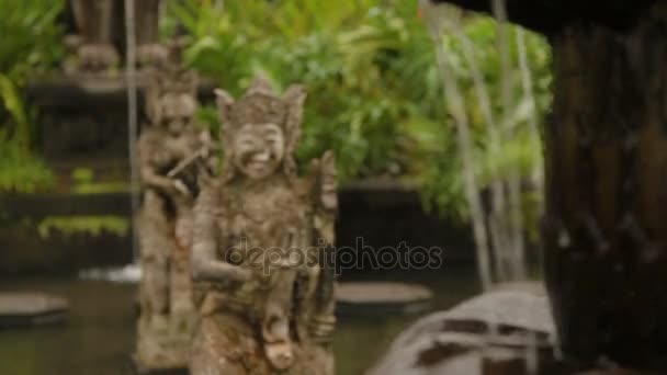 Palacio del Agua de Tirta Gangga. Monumento histórico en Bali Karangasem Indonesia. Temporada de lluvias invernales . — Vídeos de Stock