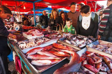 MARSAXLOKK, Malta - 21 Şubat 2010. İlk alıcı Marsaxlokk Market. Erken kış sabahı