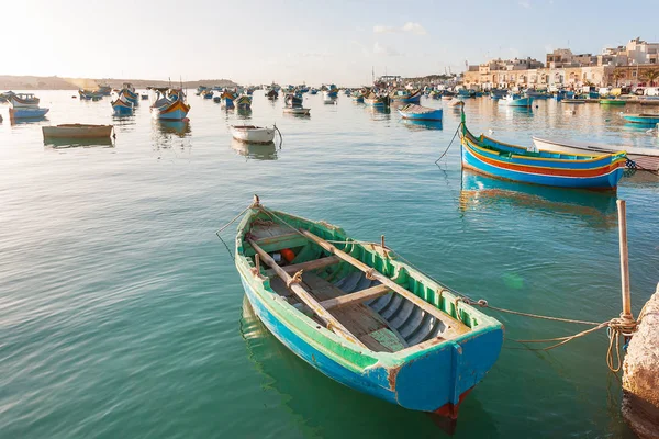 Mediterraneo barche colorate tradizionali luzzu. Villaggio di pescatori nel sud-est di Malta. Mattinata di inizio inverno a Marsaxlokk, Malta . — Foto Stock