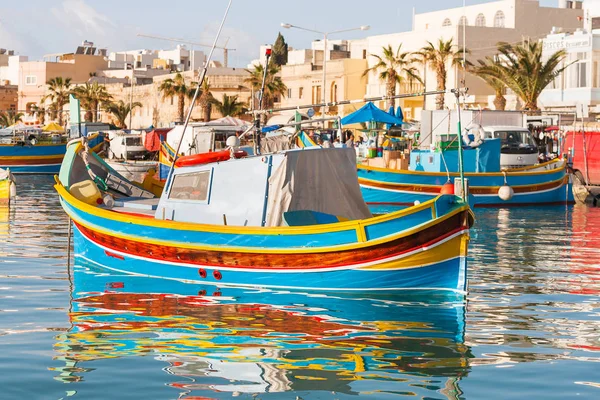Mediterraneo barche colorate tradizionali luzzu. Villaggio di pescatori nel sud-est di Malta. Mattinata di inizio inverno a Marsaxlokk, Malta . — Foto Stock