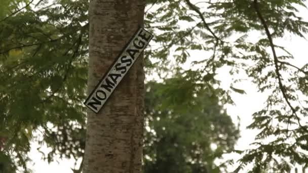 Wasserpalast von tirta gangga. Wahrzeichen in bali karangasem indonesien. Winter-Regenzeit. Kein Massage-Schild. — Stockvideo