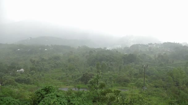 Vulkanen Batur panorama utsikten från Kintamani. Vulkan liggande vy med skog i molnig dag av vintern regnperioden. Bali Indonesien — Stockvideo