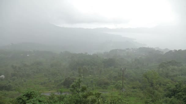 Wulkan Batur widok z Kintamani. Wulkan widok krajobrazu z lasu w pochmurny dzień zimy pora deszczowa. Bali Indonezja — Wideo stockowe